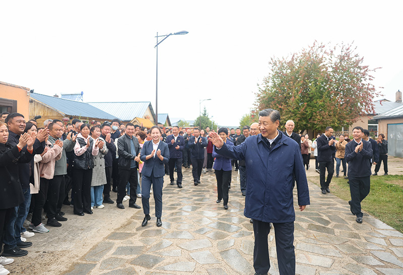9月6日至8日，中共中央總書記、國家主席、中央軍委主席習(xí)近平在黑龍江考察。這是6日下午，習(xí)近平在大興安嶺地區(qū)漠河市北極村考察時，向當(dāng)?shù)厝罕姄]手致意。