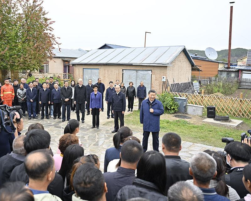 9月6日至8日，中共中央總書記、國家主席、中央軍委主席習(xí)近平在黑龍江考察。這是6日下午，習(xí)近平在大興安嶺地區(qū)漠河市北極村考察時，同當(dāng)?shù)厝罕娪H切交流。