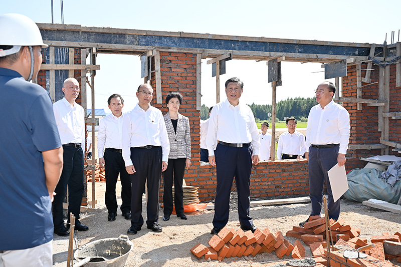 9月6日至8日，中共中央總書記、國家主席、中央軍委主席習(xí)近平在黑龍江考察。這是7日上午，習(xí)近平在遭受洪澇災(zāi)害的哈爾濱尚志市老街基鄉(xiāng)龍王廟村，察看水毀房屋重建情況。