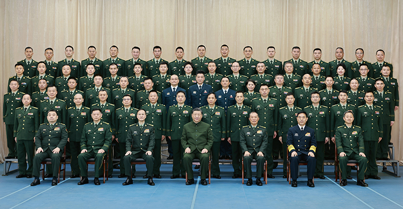 11月29日，中共中央總書記、國(guó)家主席、中央軍委主席習(xí)近平到武警海警總隊(duì)東海海區(qū)指揮部視察。這是習(xí)近平親切接見東海海區(qū)指揮部有關(guān)同志，同大家合影留念。